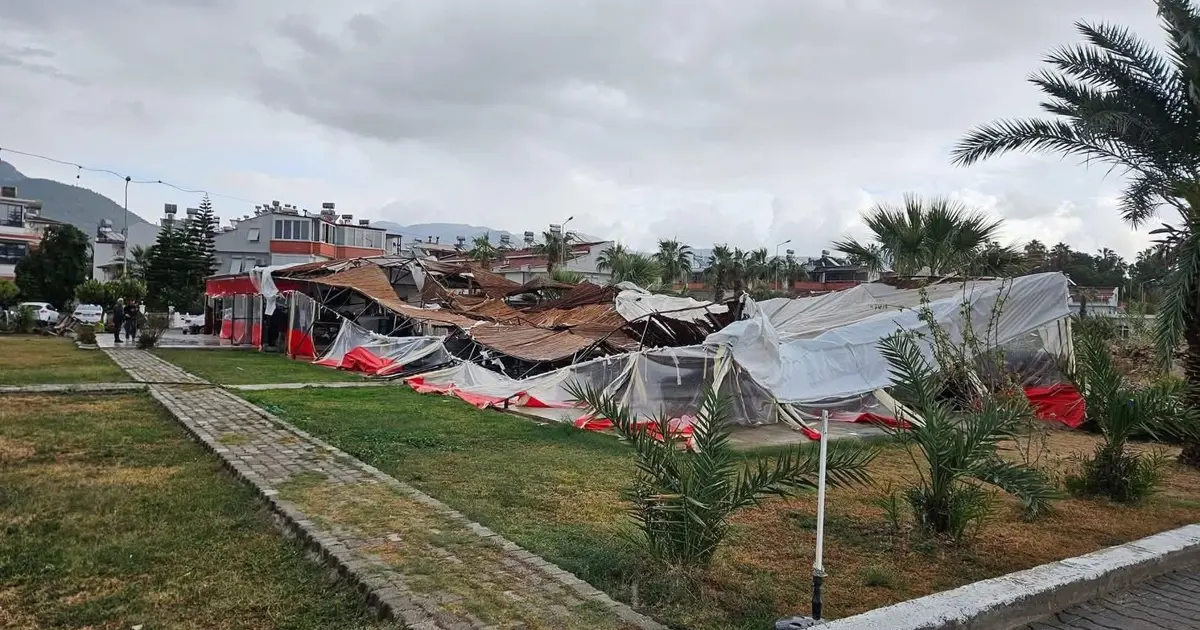 Mersin'de hortum evlere ve seralara zarar verdi