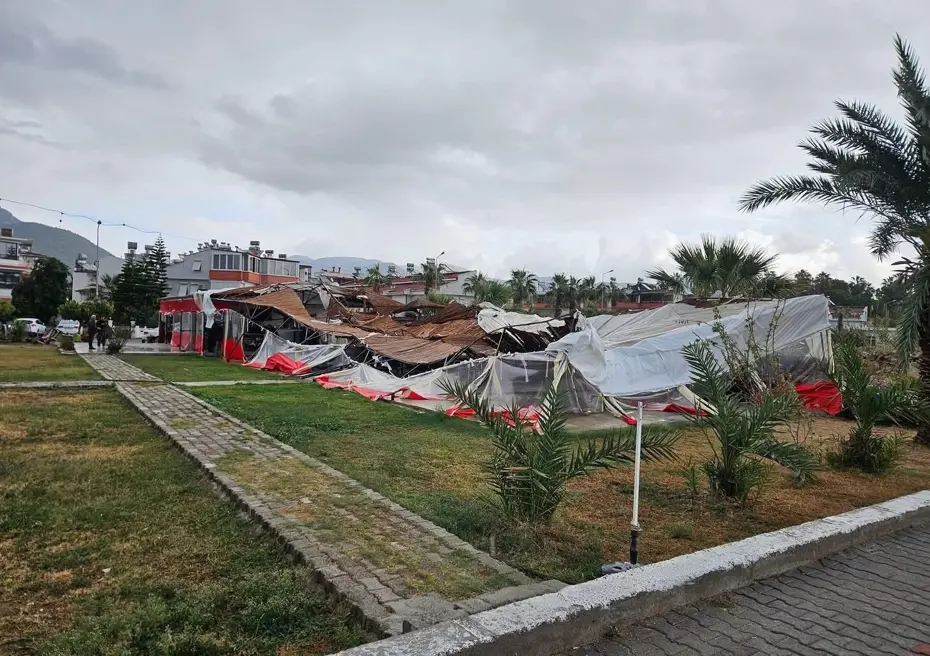 Mersin'de hortum evlere ve seralara zarar verdi