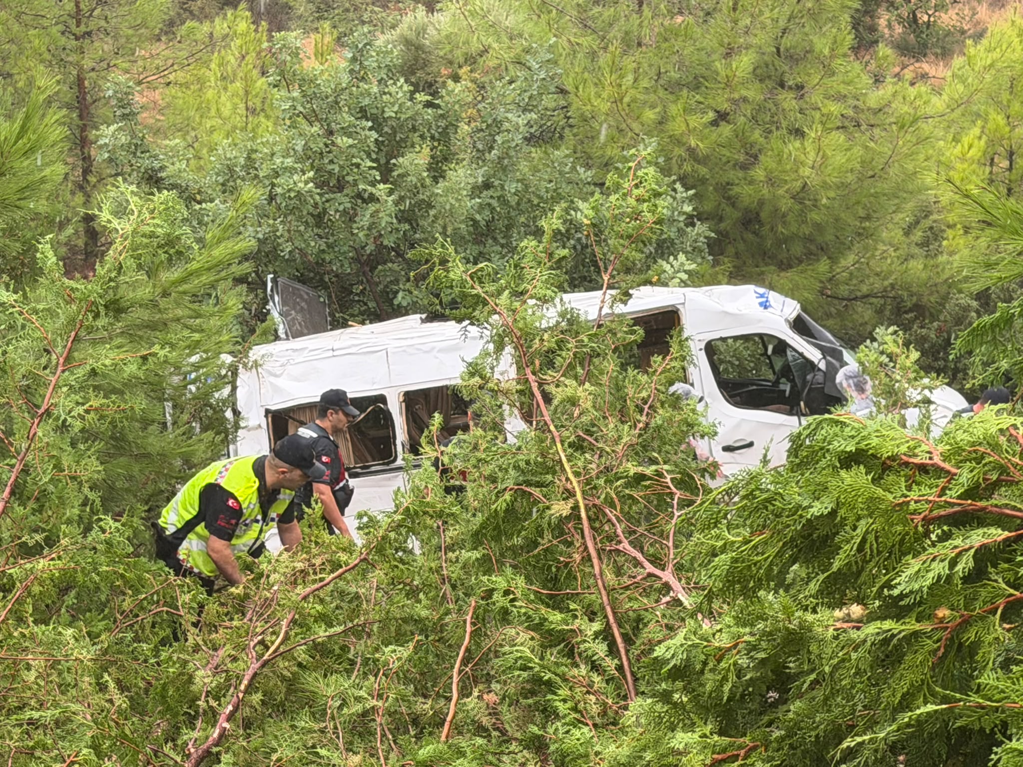 Mersin'de minibüs bahçeye yuvarlandı. 17 yaralı