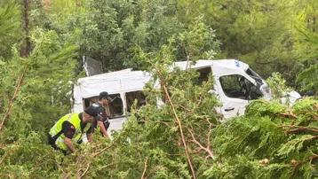 Mersin'de minibüs bahçeye yuvarlandı. 17 yaralı