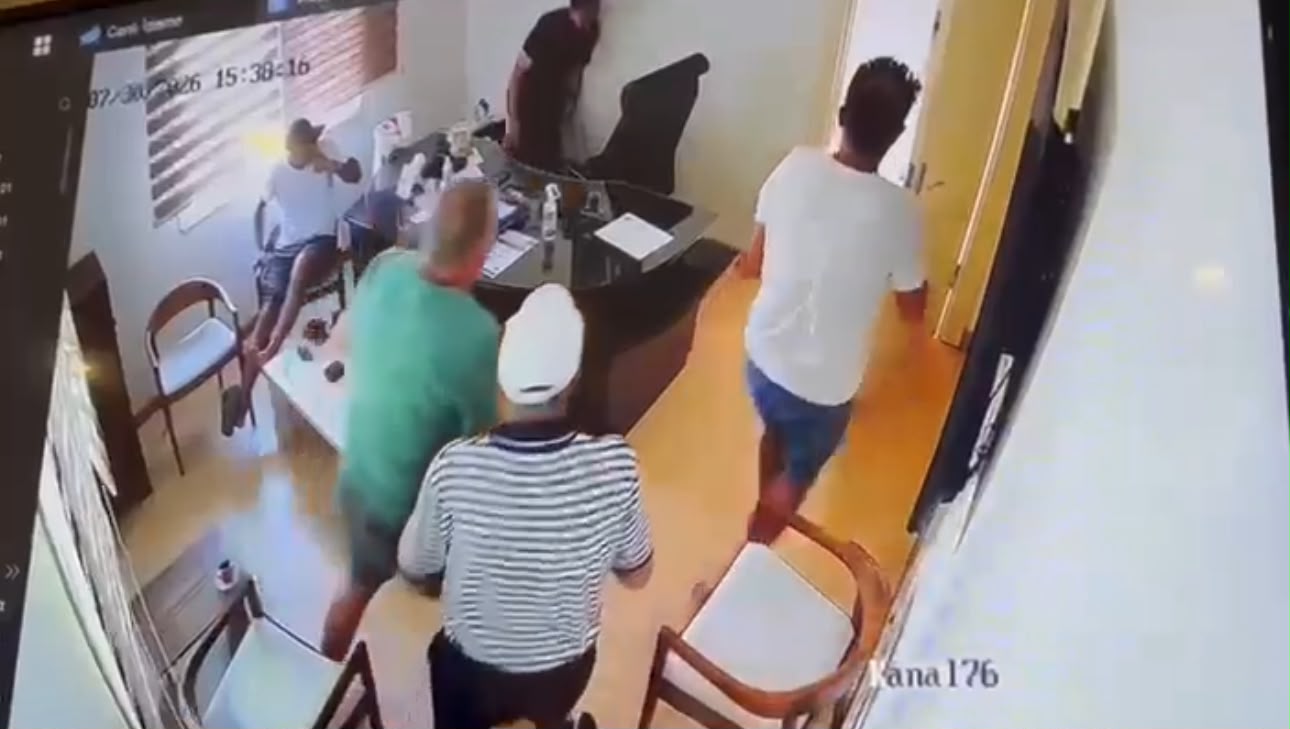 Mersin'de tatil sitesi başkanına silahlı saldırı. Kaskla kendini gizledi, bacaklarına sıktı