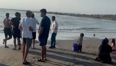 Mersin'den acı haber. Denize giren 5 kişilik aileden 3'ü boğuldu, 1 çocuk kayıpMersin'in Tarsus ilçesinde denize giren 5 kişilik aileden 3'ü boğuldu, 1'i hastaneye kaldırıldı, 1 çocuk ise kayboldu.