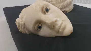 İzmir&#x27;de 2 bin 200 yıllık tanrıça başı bulundu