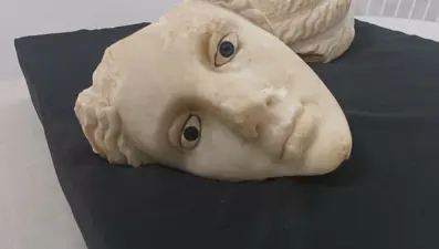 İzmir'de 2 bin 200 yıllık tanrıça başı bulundu