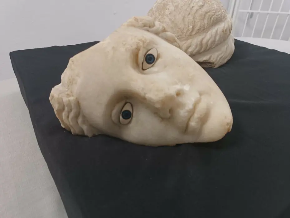 İzmir'de 2 bin 200 yıllık tanrıça başı bulundu