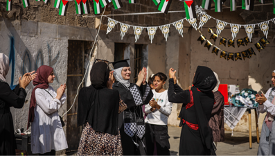 Savaşın çocukları mezun oldu: Gazze'de liseler okulsuz mezun veriyor