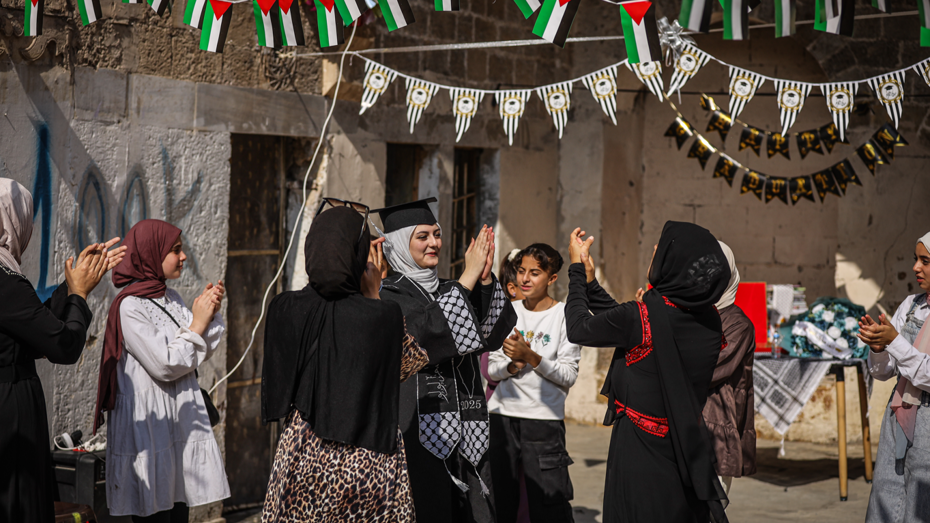 Savaşın çocukları mezun oldu: Gazze'de liseler okulsuz mezun veriyor