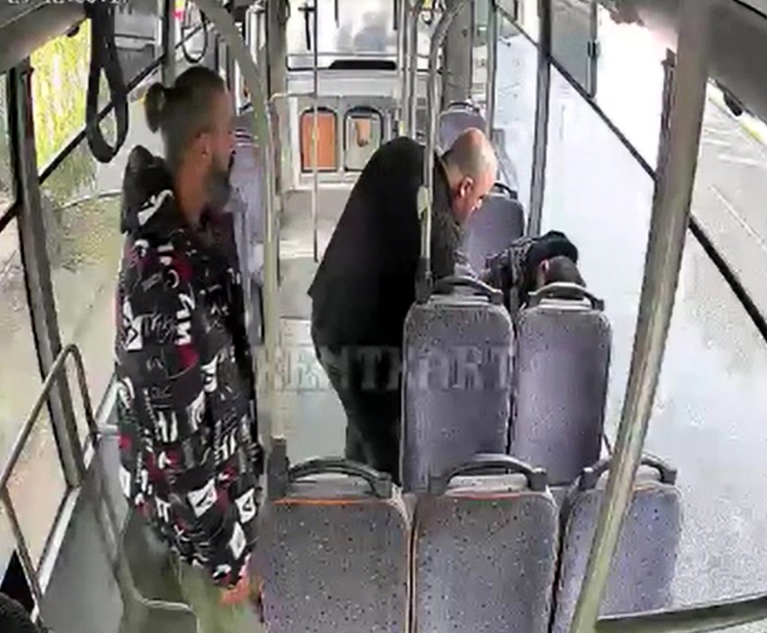 Midibüste epilepsi nöbeti geçiren yolcuya ilk müdahaleyi sürücüler yaptı