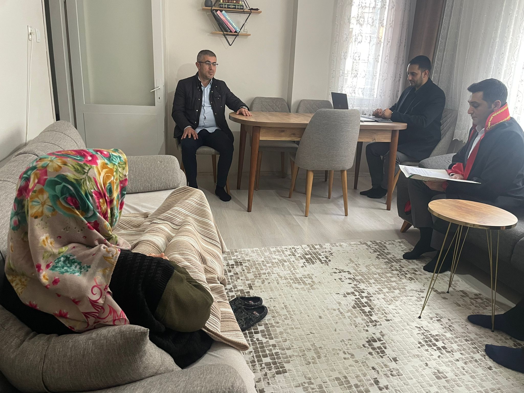 Hakim ve zabıt katibi geldi, mahkeme evin salonuna taşındı