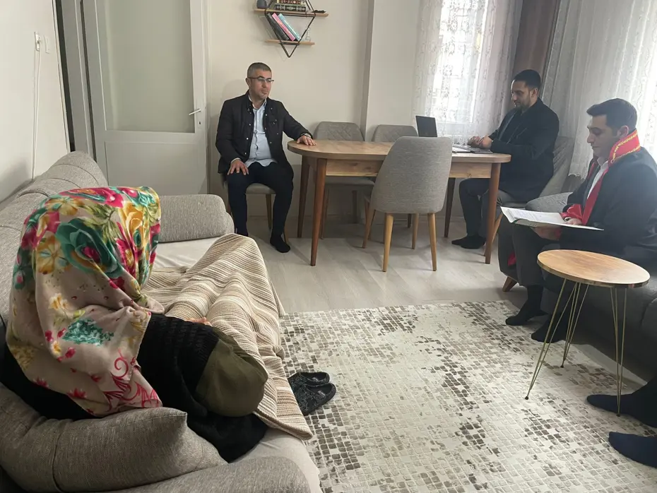 Hakim ve zabıt katibi geldi, mahkeme evin salonuna taşındı