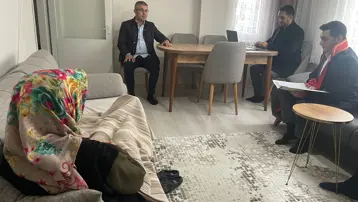 Hakim ve zabıt katibi geldi, mahkeme evin salonuna taşındı