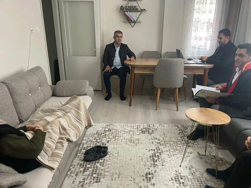 Hakim ve zabıt katibi geldi, mahkeme evin salonuna taşındı 3