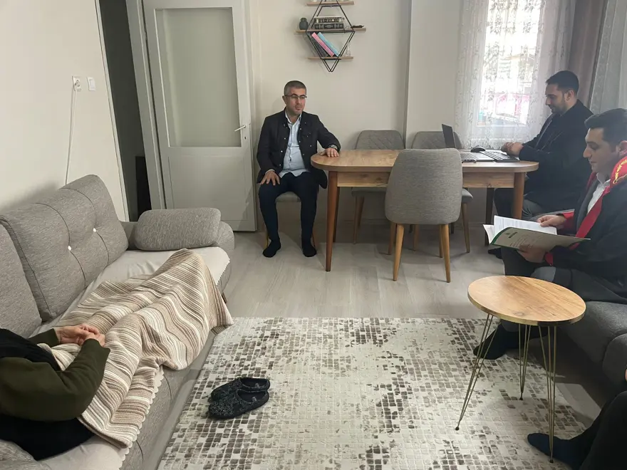 Hakim ve zabıt katibi geldi, mahkeme evin salonuna taşındı 2