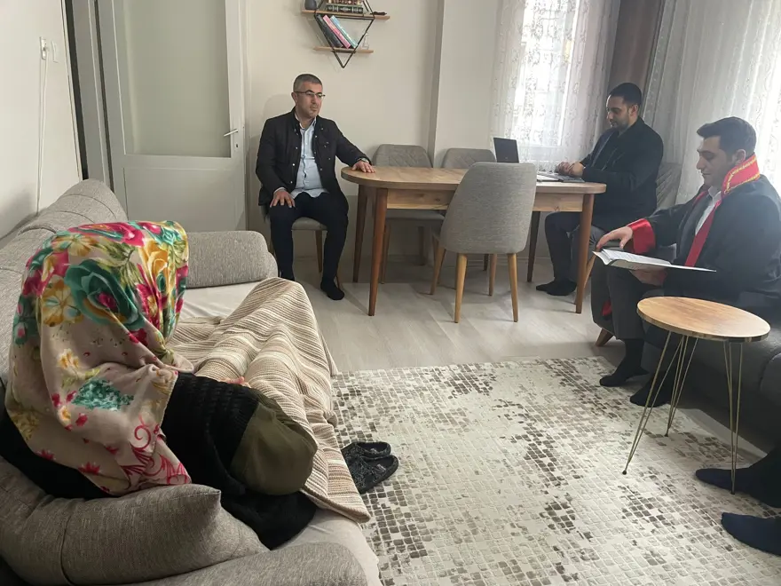 Hakim ve zabıt katibi geldi, mahkeme evin salonuna taşındı 1