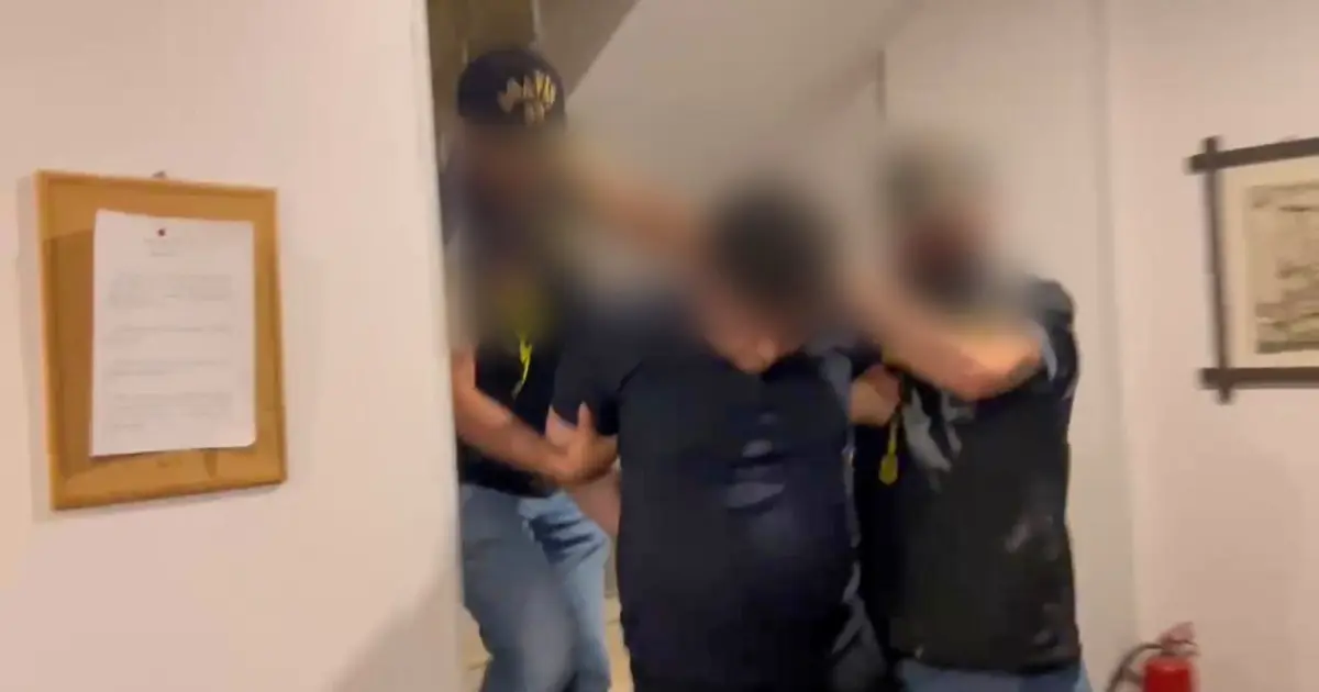 Kırmızı bültenle aranan uyuşturucu kaçakçısı Mersin'de yakalandı. MİT tespit etti, polis yakaladı