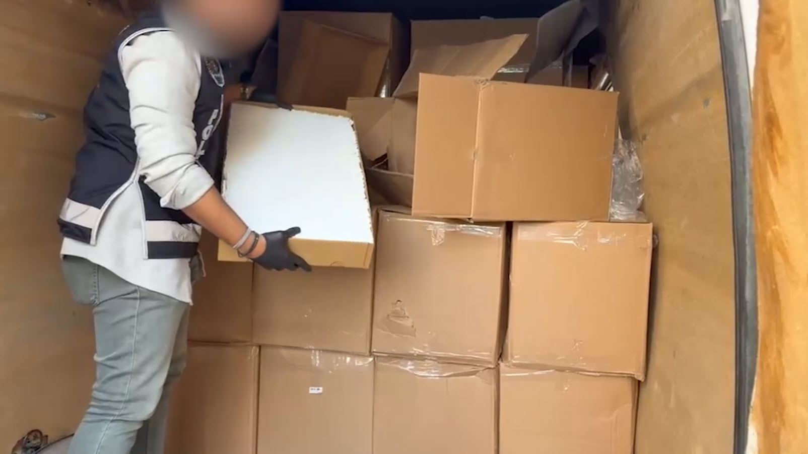 İzmir'de mobil depo olarak kullanılan minibüste 1 milyon 100 bin dolu makaron ele geçirildi