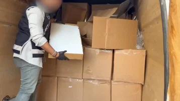 İzmir'de mobil depo olarak kullanılan minibüste 1 milyon 100 bin dolu makaron ele geçirildi