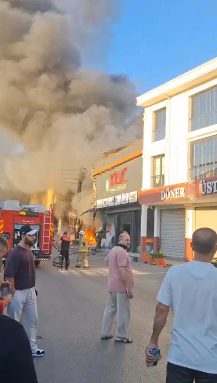 Mobilya atölyesinde çıkan yangın eve sıçradı. 4 kişi tahliye edildi 1