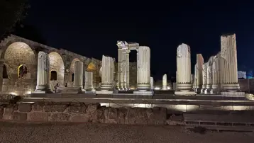 Modern ve antik yaşam bir arada. Side Antik Kenti ışıklarla aydınlatıldı