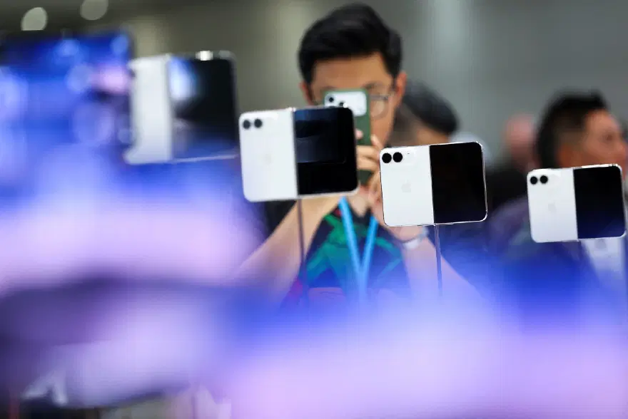 Apple yeni iPhone modellerini tanıttı, Samsung dalga geçti Apple yeni iPhone modellerini tanıttı, Samsung dalga geçti