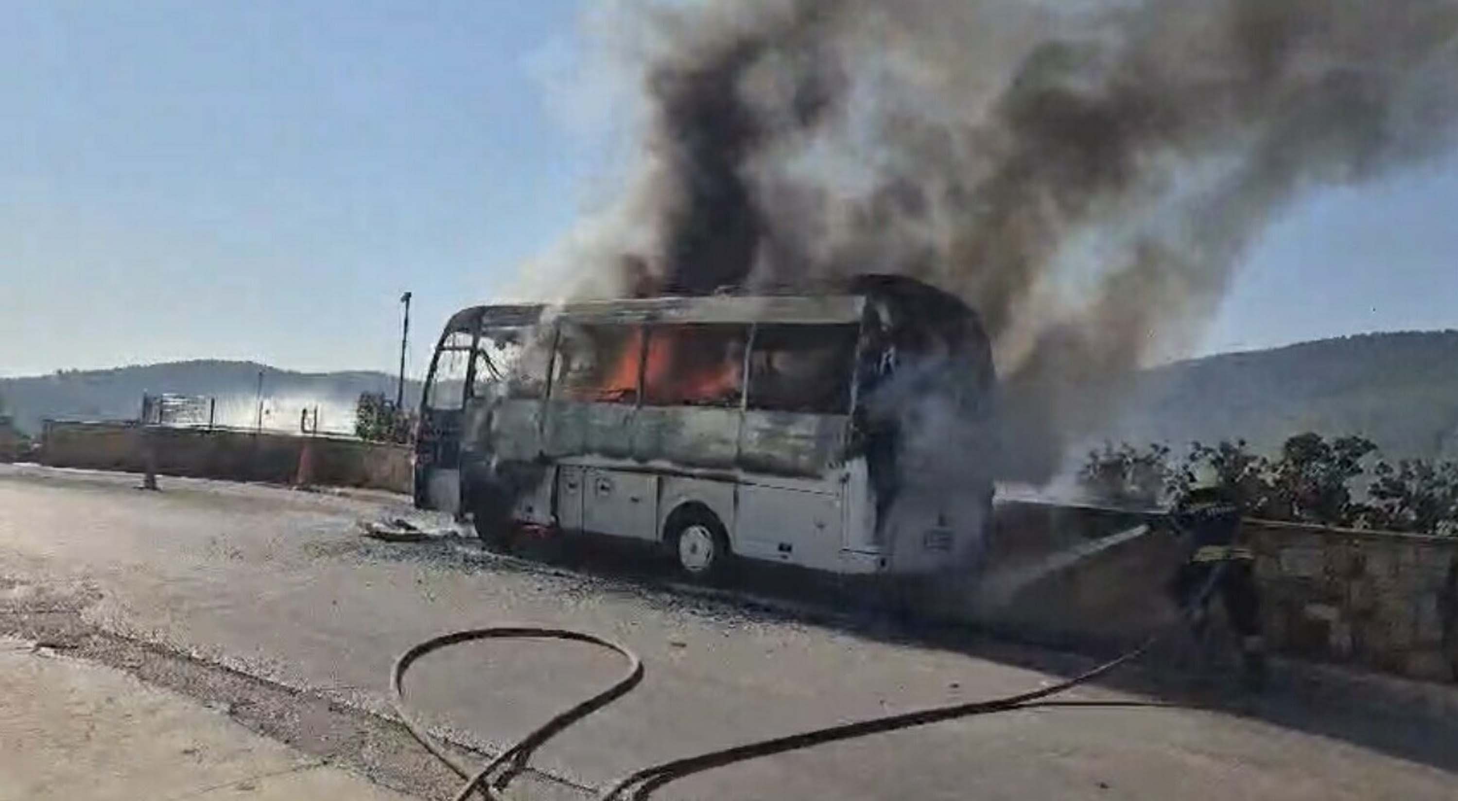 Muğla'da minibüs alev alev yandı