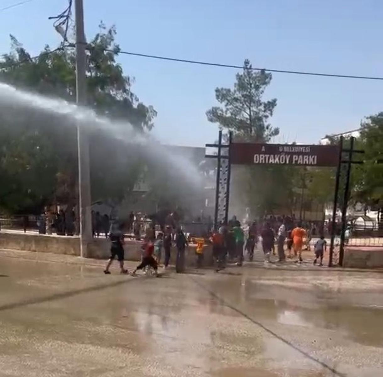 Mardin'de sıcaktan bunalan çocukları muhtar, su tankeriyle serinletti
