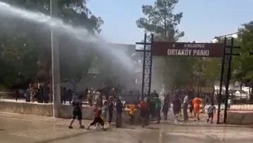 Mardin'de sıcaktan bunalan çocukları muhtar, su tankeriyle serinletti
