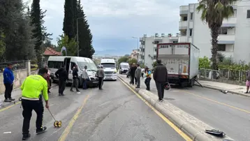 Freni patlayan kamyon, öğrenci servisine çarptı: Yaralılar var