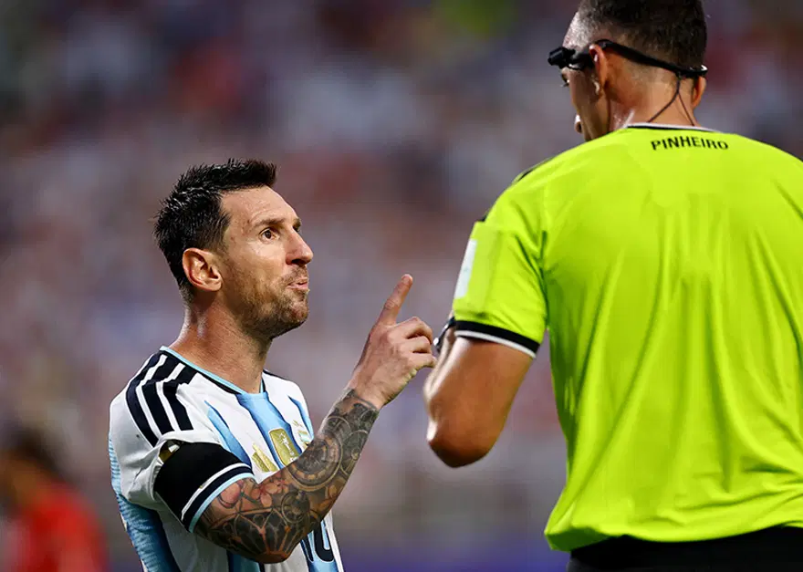 MESSI, PORTEKİZLİ HAKEMLE TARTIŞTI 1