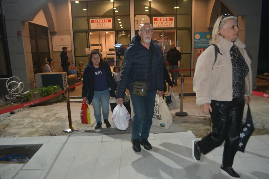 Midilli Adası'nda kriz çözüldü. Mahsur kalan Türk tatilciler yurda döndü