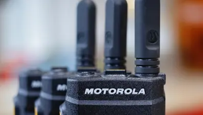 Şaşırtıcı Motorola sızıntısı: Kitap gibi katlanan telefon geliyor