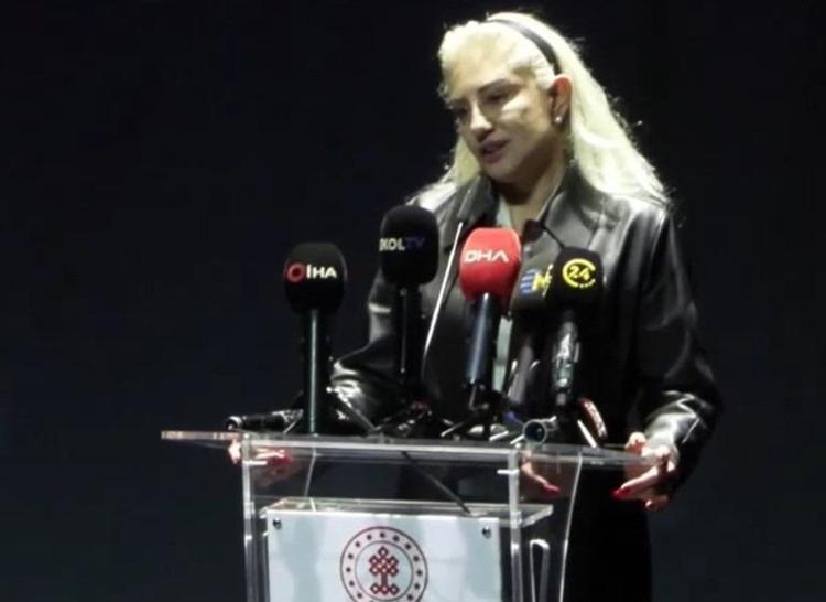 Muazzez Abacı'ya duygu dolu veda... Torunu g&ouml;zyaşlarına hakim olamadı 4