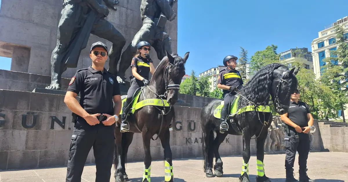 Ankara'da heybetli devriye. Atlı polisler sahada