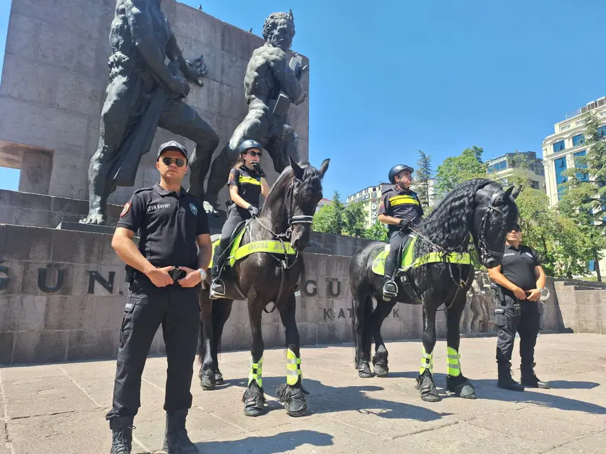 Ankara'da heybetli devriye. Atlı polisler sahada 2