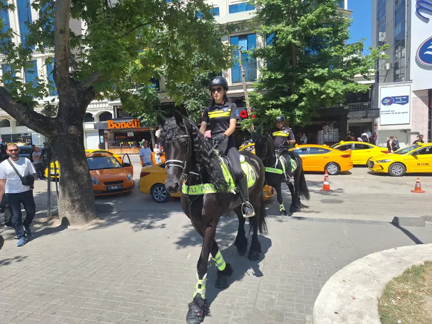 Ankara'da heybetli devriye. Atlı polisler sahada 