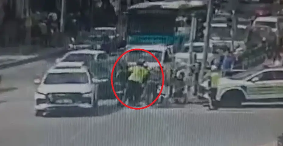 Motokurye, polislerin ‘heimlich’ manevrası ile hayata tutundu