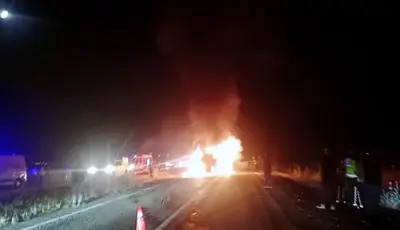 Traktöre çarpıp alev aldı. 3 yaralıNiğde- Kayseri karayolunda kamyonet, aynı yönde ilerlediği traktöre arkadan çarptıktan sonra alev aldı.