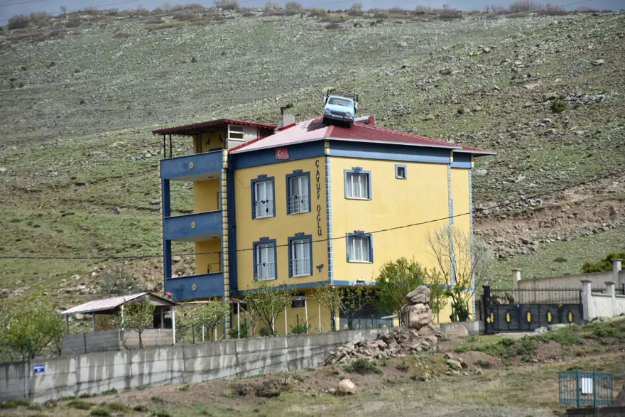 Görenler hayretle bakıyor. Otomobil tutkunu evinin çatısında Anadol sergiliyor Görenler hayretle bakıyor. Otomobil tutkunu evinin çatısında Anadol sergiliyor