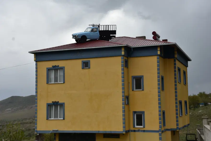 Görenler hayretle bakıyor. Otomobil tutkunu evinin çatısında Anadol sergiliyor 1 Görenler hayretle bakıyor. Otomobil tutkunu evinin çatısında Anadol sergiliyor 1