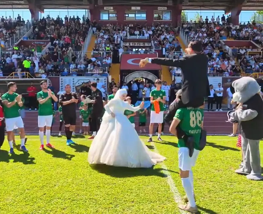 Nikah masasından tribüne geldiler. Gelin ve damat maç sonu sahada çiftetelli oynadı Nikah masasından tribüne geldiler. Gelin ve damat maç sonu sahada çiftetelli oynadı