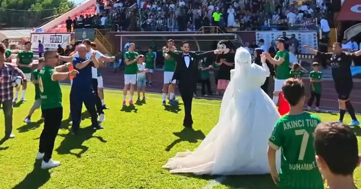 Nikah masasından tribüne geldiler. Gelin ve damat maç sonu sahada çiftetelli oynadı