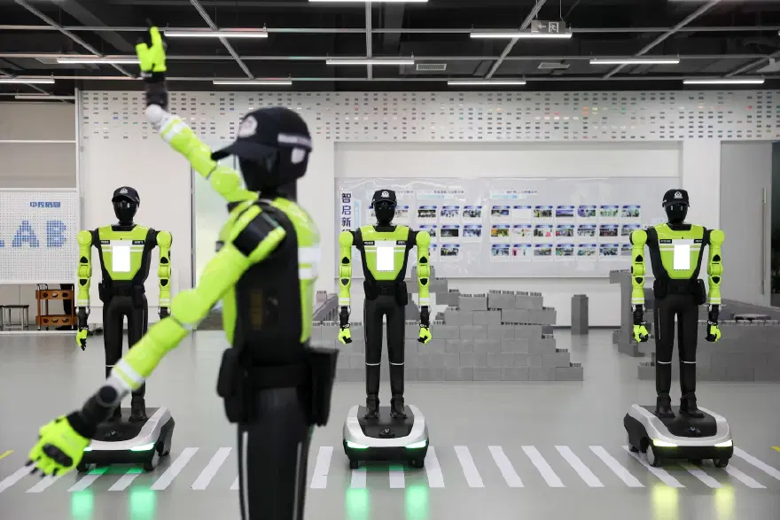 ROBOT POLİSLER DİNLENMEYE İHTİYAÇ DUYMUYOR 2
