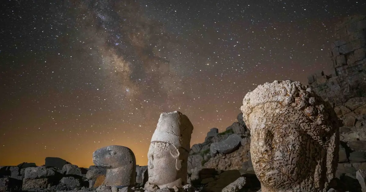 Yıldızlara en yakın heykellerin adresi Nemrut Dağı