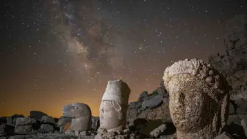 Yıldızlara en yakın heykellerin adresi Nemrut Dağı