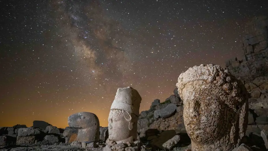 Yıldızlara en yakın heykellerin adresi Nemrut Dağı