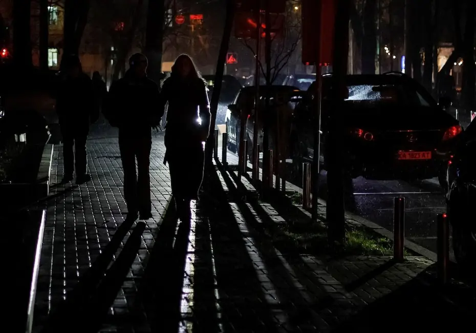 Rusya'nın saldırıları sonrası Ukrayna karanlığa gömüldü