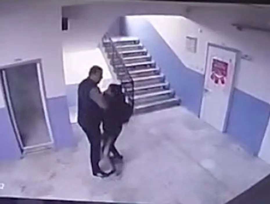 Okul müdürü öğrenciyi merdivenden itti iddiası: Soruşturma başlatıldı