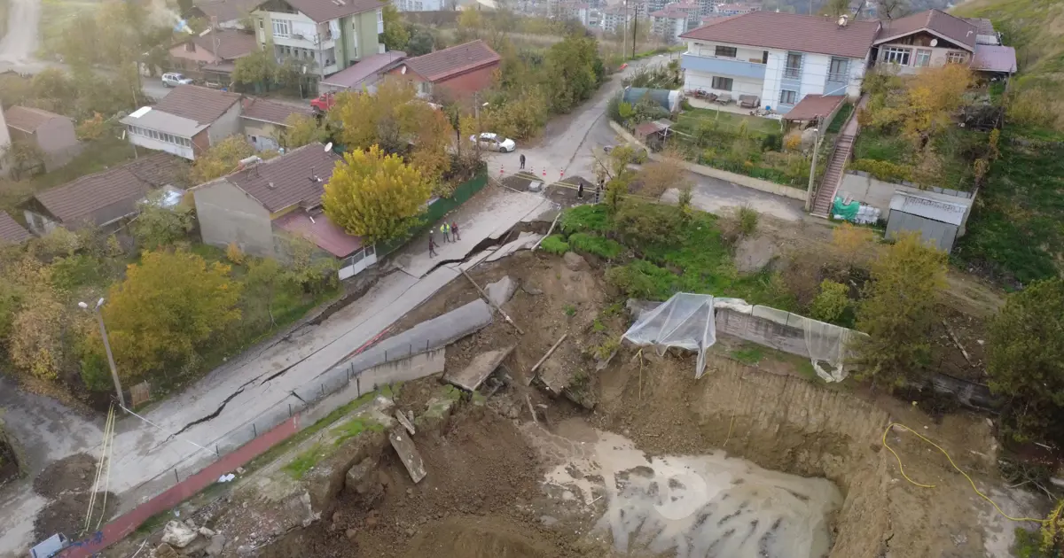 Karabük'te inşaat alanının yanından geçen yol çöktü