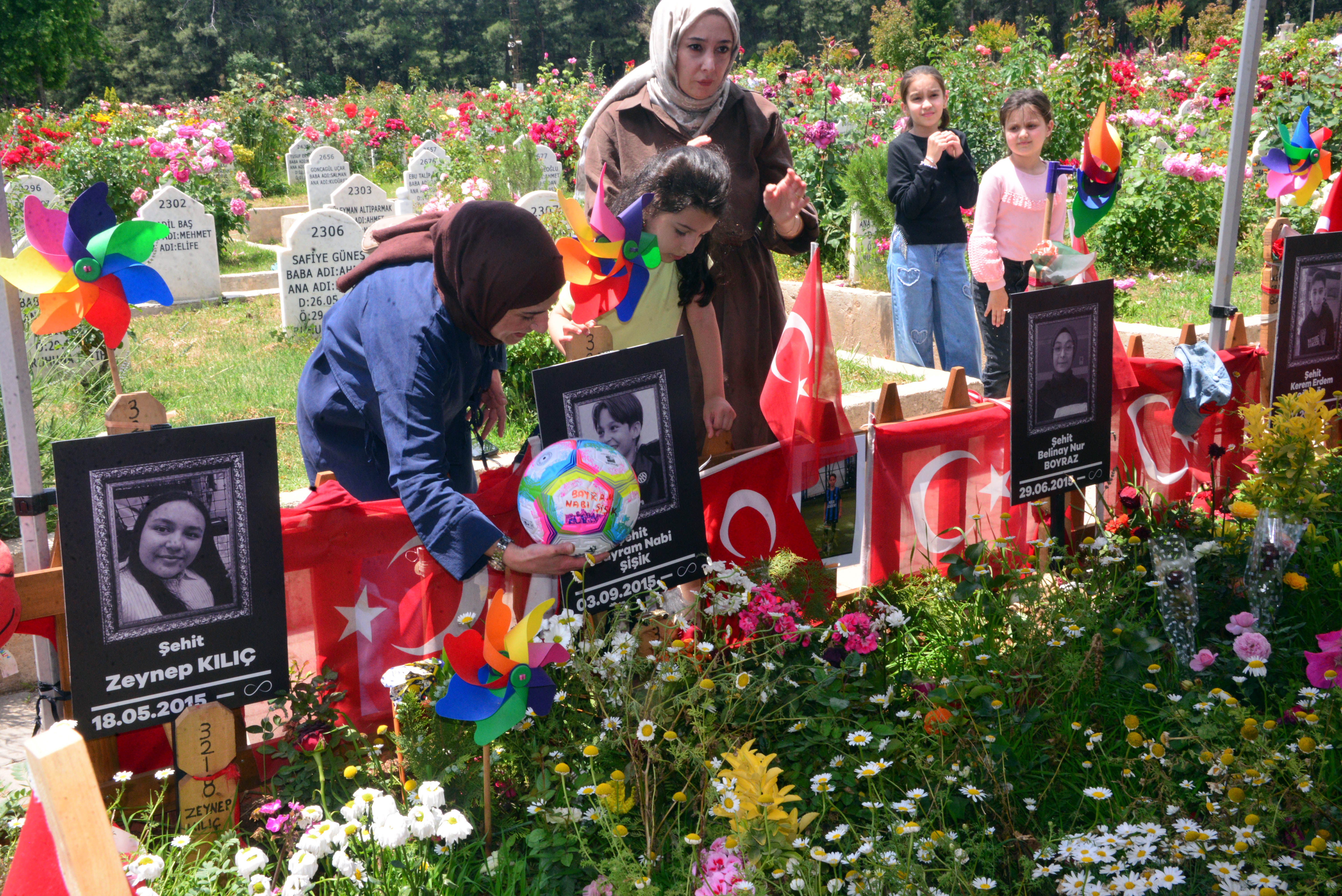 Kahramanmaraş'taki okul saldırısında hayatını kaybedenlerin aileleri mezarlıkta buluştu