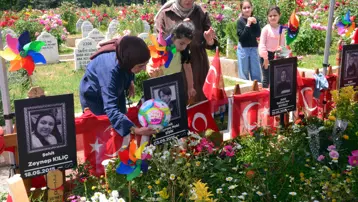 Kahramanmaraş'taki okul saldırısında hayatını kaybedenlerin aileleri mezarlıkta buluştu